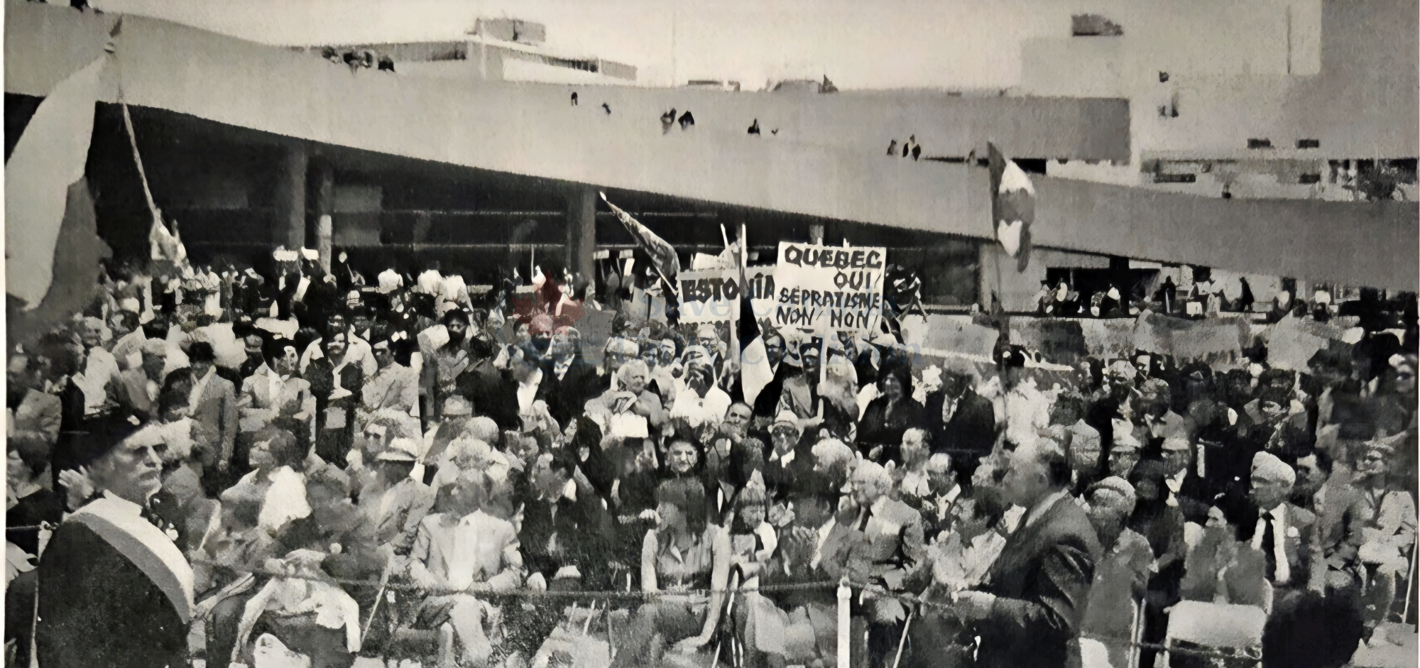 Large crowd at Toronto City Hall with Séparatisme Non signs at the 1995 unity walk.